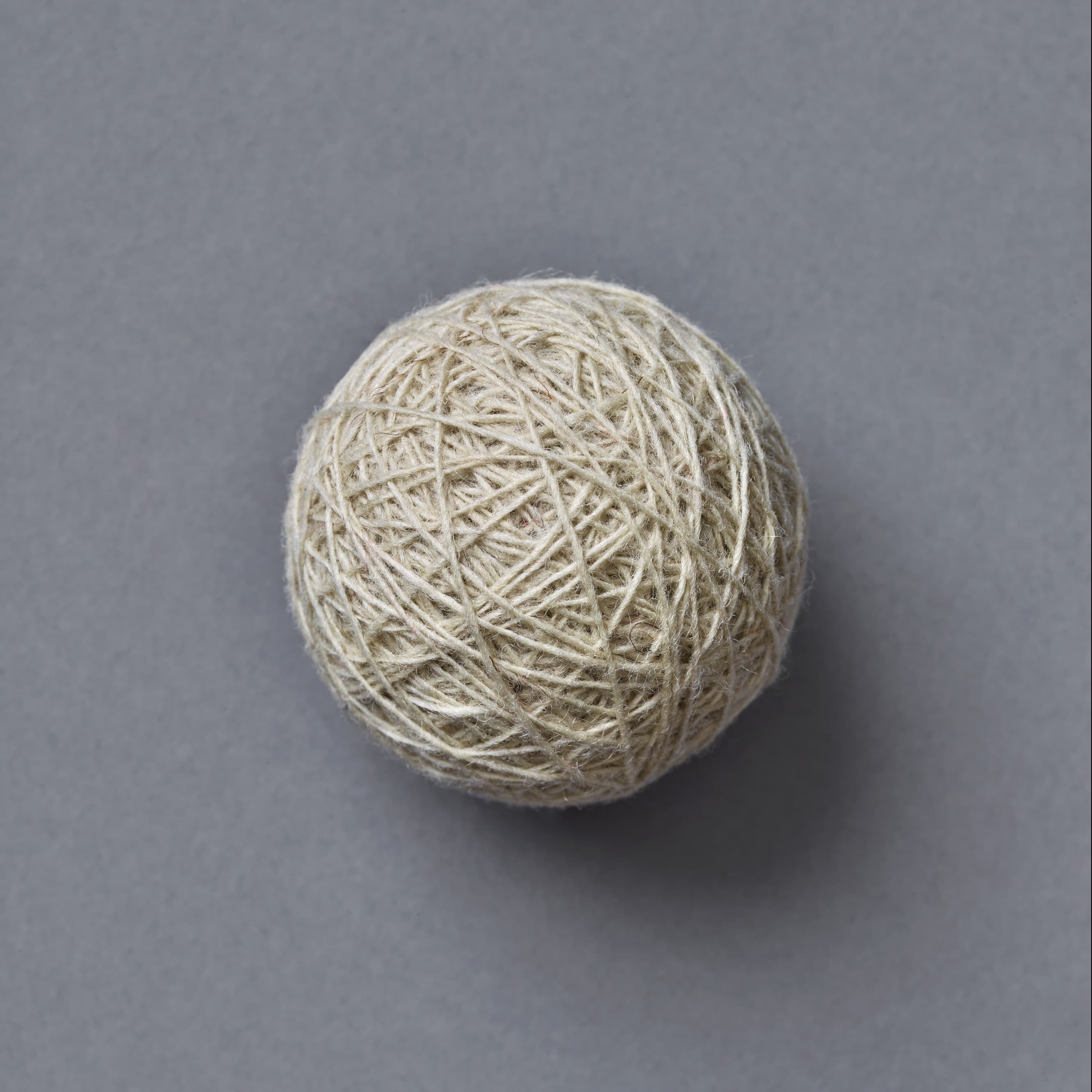 foto van een bolletje witte wol