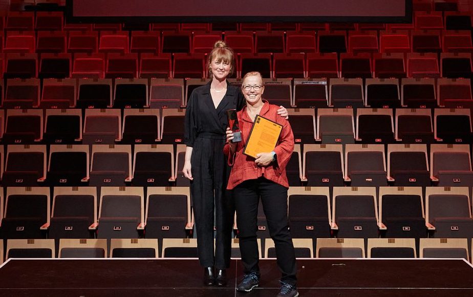 Christien Meindersma en Carolien van Eyckelen met de award op het podium van de Dutch Design Awards